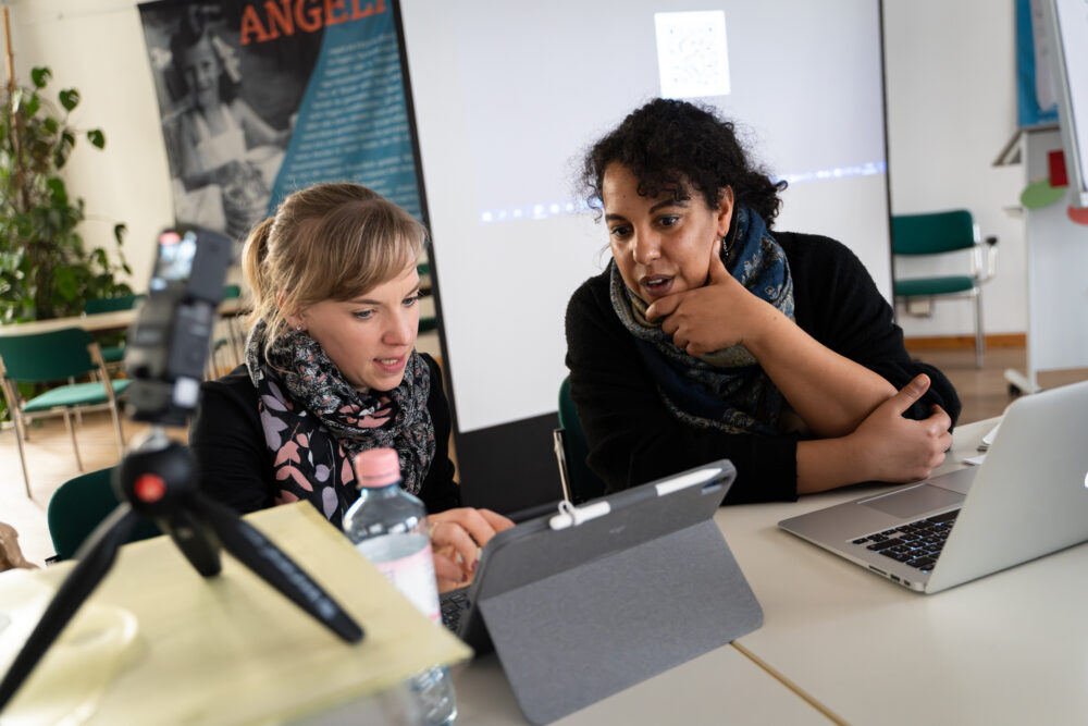 Zwei Frauen im Gespräch während eines Workshops im Rahmen des Projekts "Wir sind Gesprächsthema".