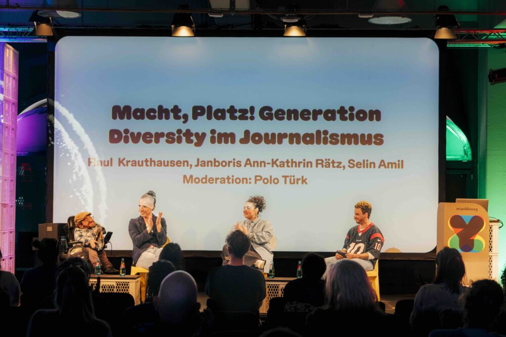 Zu sehen ist das re:publica-Panel „Macht, Platz! Generation Diversity im Journalismus“ bei der re:publica 2025, organisiert von den Neuen deutschen Medienmacher*innen.