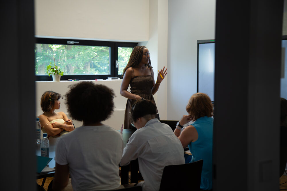 Speakerin Wakila Ajagbe referiert über die Kunst des Networkens