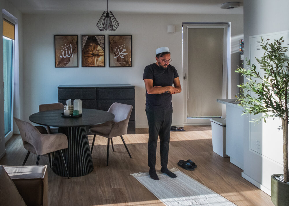 Muslimischer Mann im Gebet in seiner Wohnung