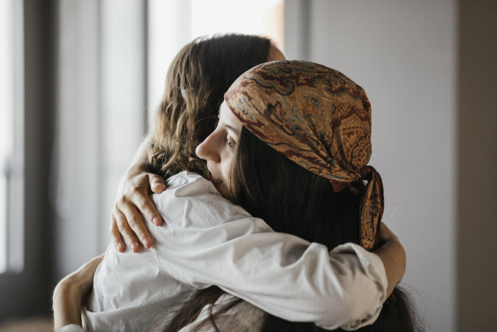 Zwei Frauen umarmen sich