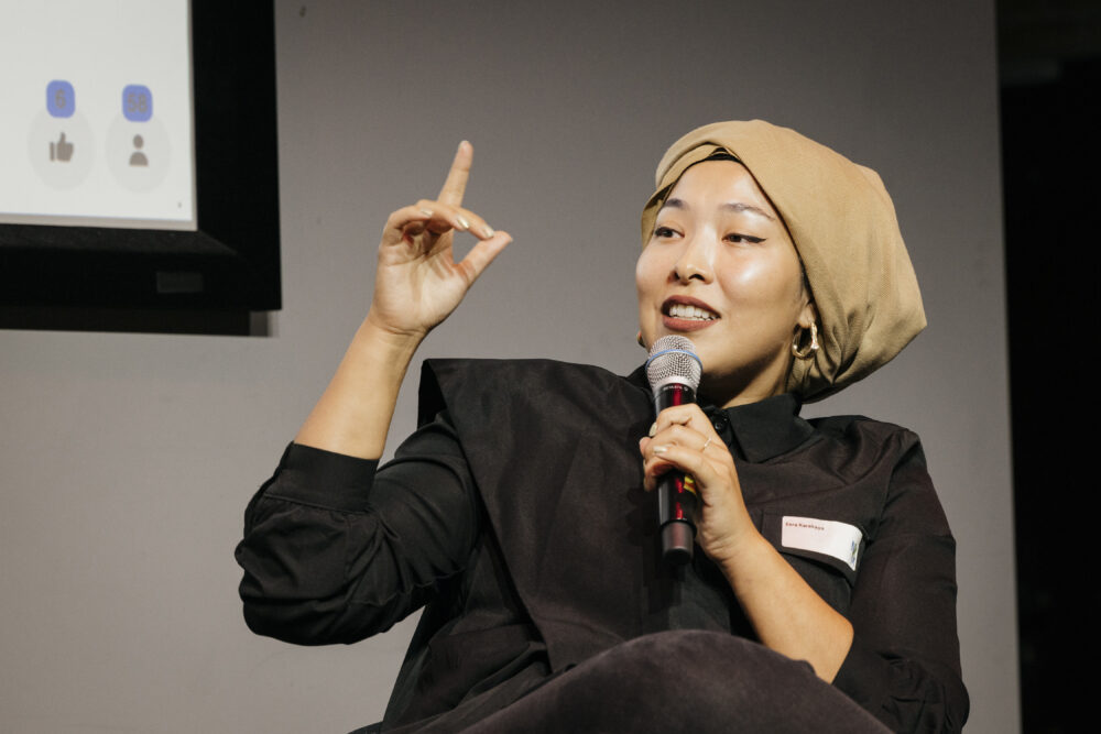 Eine Person spricht auf der NxM 2023 in ein Mikrofon.