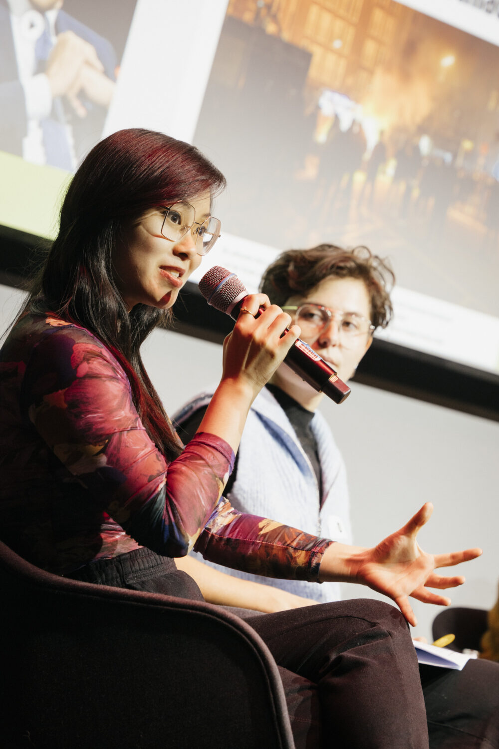Das Bild zeigt zwei Personen bei einer Paneldiskussion der NxM Konferenz 2023.