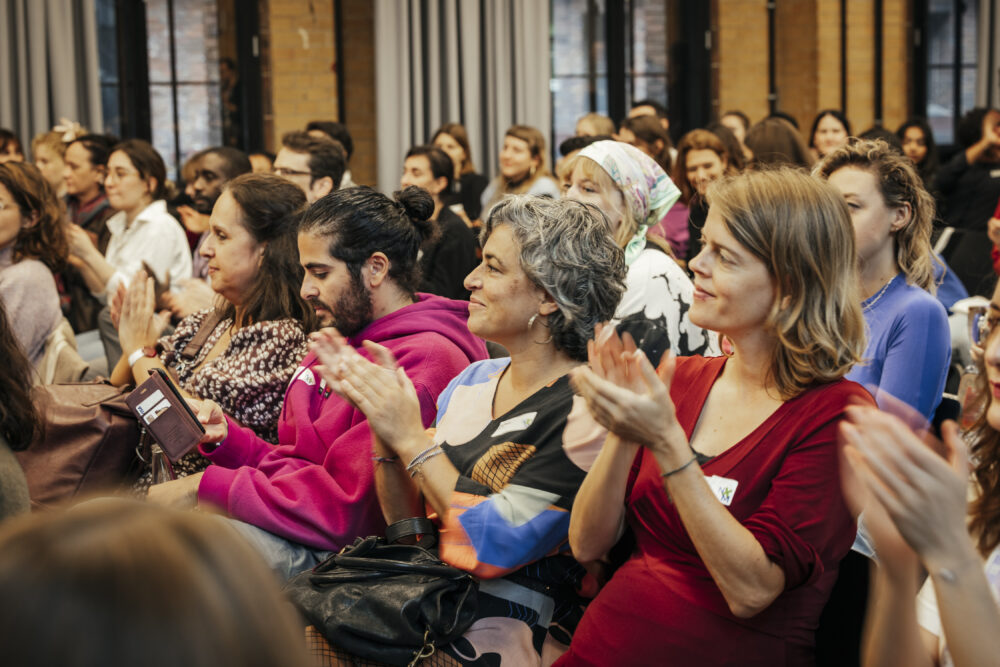 Das Bild zeigt das klatschende Publikum der NxM 2023.