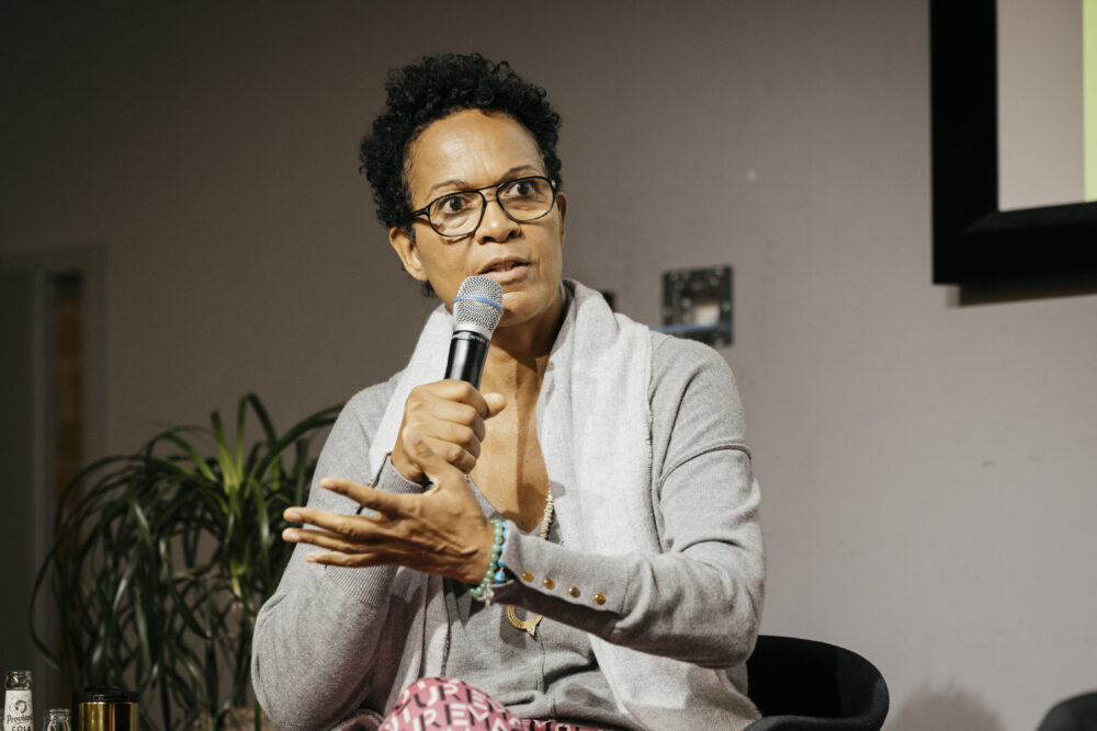 Eine Person spricht bei der NxM 2023 in ein Mikrofon.