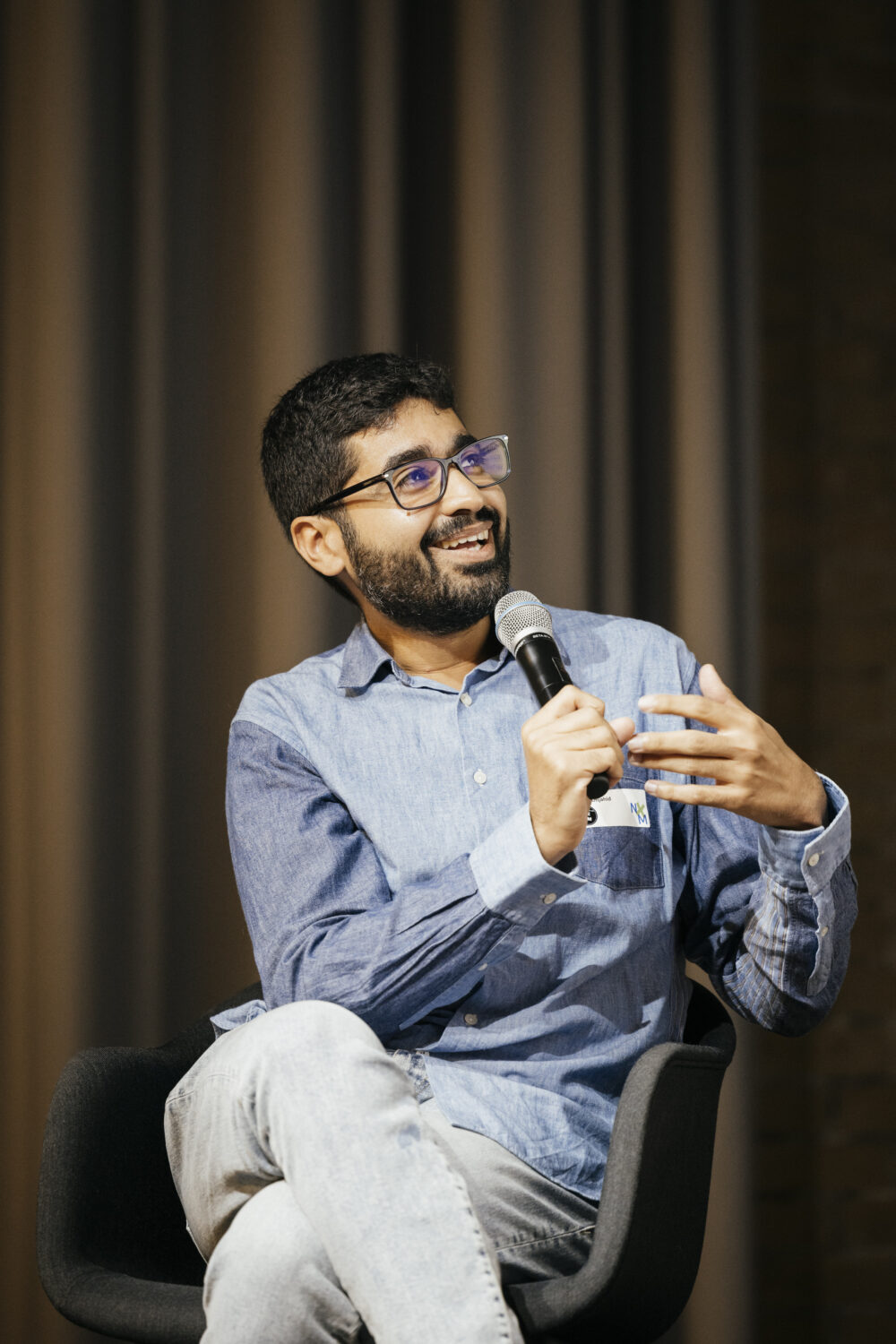 Eine Person spricht bei der NxM 2023 ins Mikrofon und erklärt etwas.