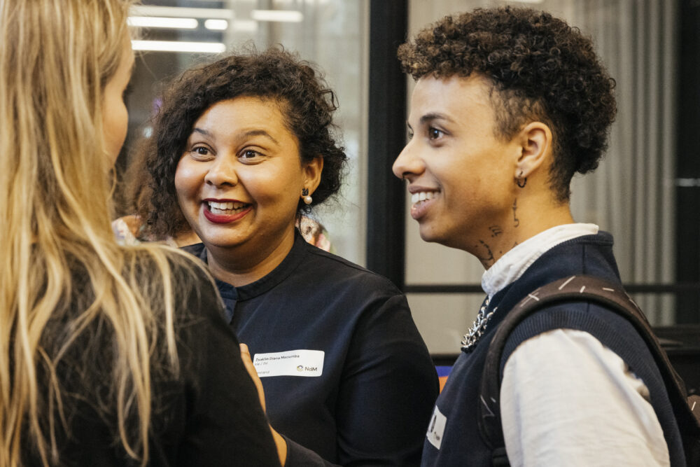 NdM Mitglieder im Gespräch