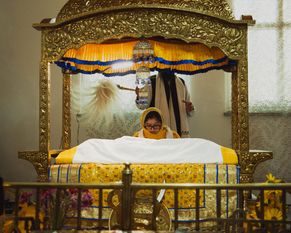 Frau in der Gurdwara Sri Guru Singh Sabha, Gebetstätte der in Berlin/Brandenburg lebenden Sikhs