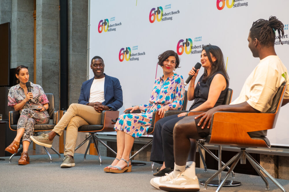 Das Bild zeigt fünf Personen auf einer Paneldiskussion der Robert Bosch Stiftung