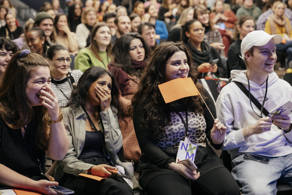 Das Foto zeigt viele verschiedene lachende Menschen auf einer Veranstaltung.