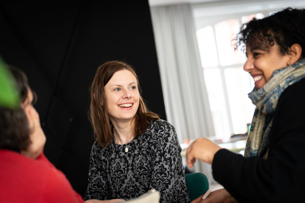 Workshopteilnehmende im Gespräch