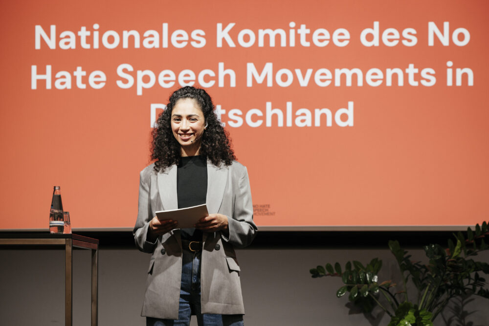 Moderatorin bei Konferenz des No Hate Speech Movement