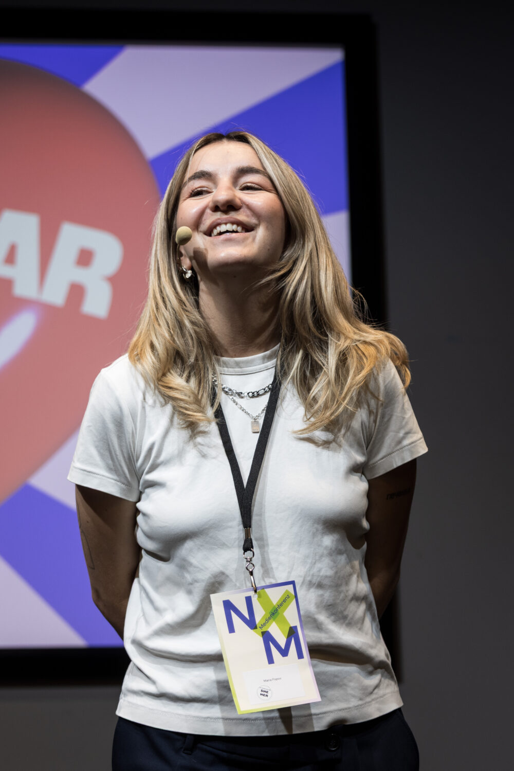 Moderatorin auf Bühne