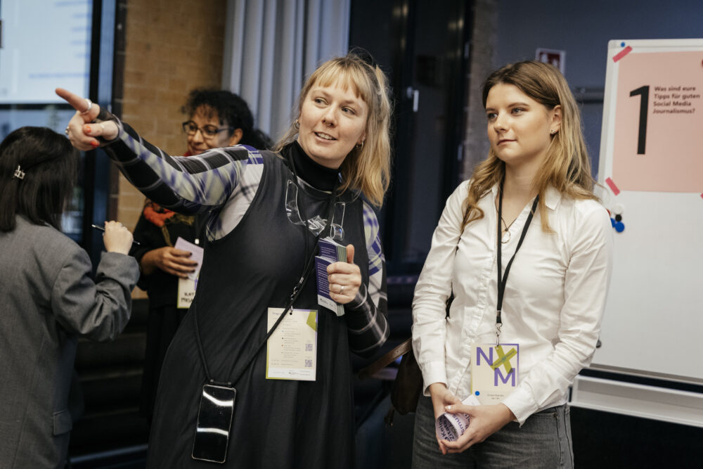 Zwei Frauen im Gespräch