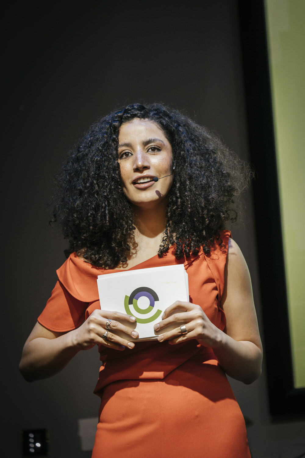 Das Bild zeigt eine Frau, die die NxM 2024 moderiert.