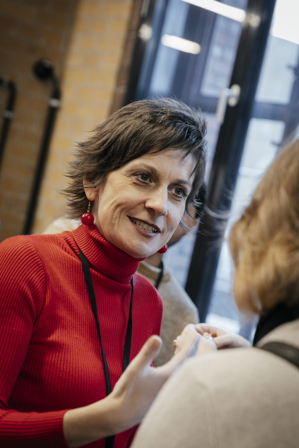 Zwei Teilnehmer*innen der NxM 2024 unterhalten sich.