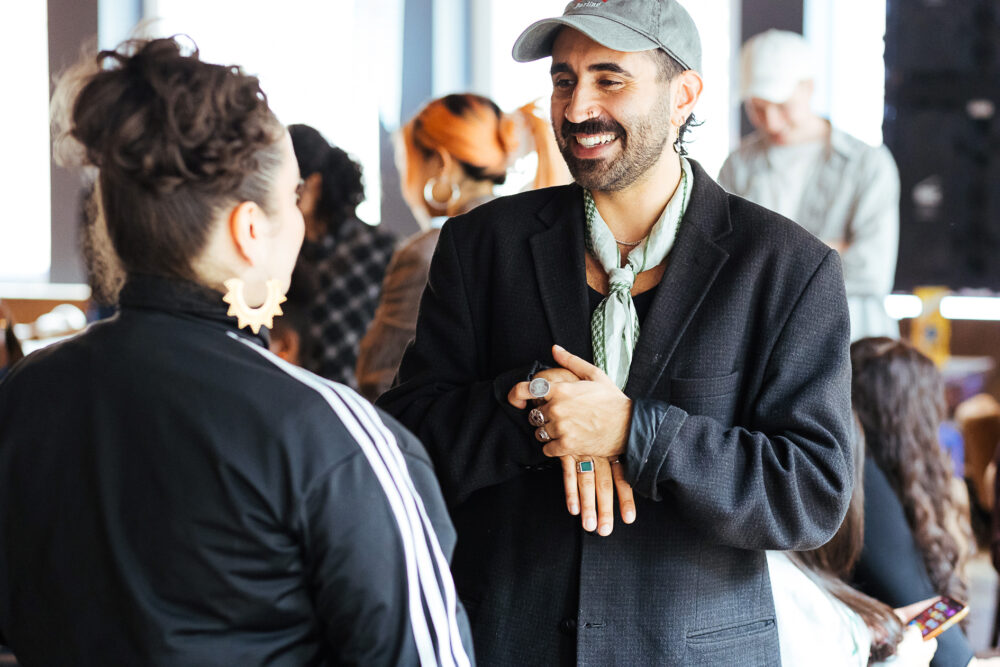 Das Bild zeigt zwei Veranstaltungsteilnehmer*innen im Gespräch.