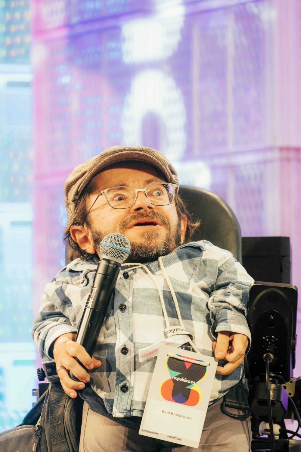 Eine Person im Rollstuhl spricht auf der re:publica in ein Mikrofon.